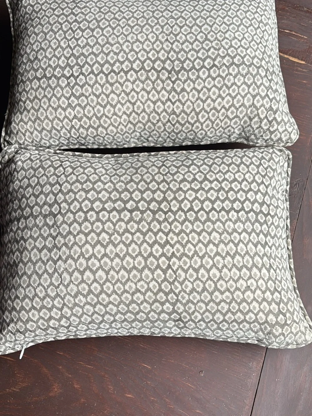 Walter.G set of two lumber/throw cushions in excellent preowned condition - Picture 4 of 10